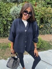 Yumuşak formlu salaş lacivert hırka