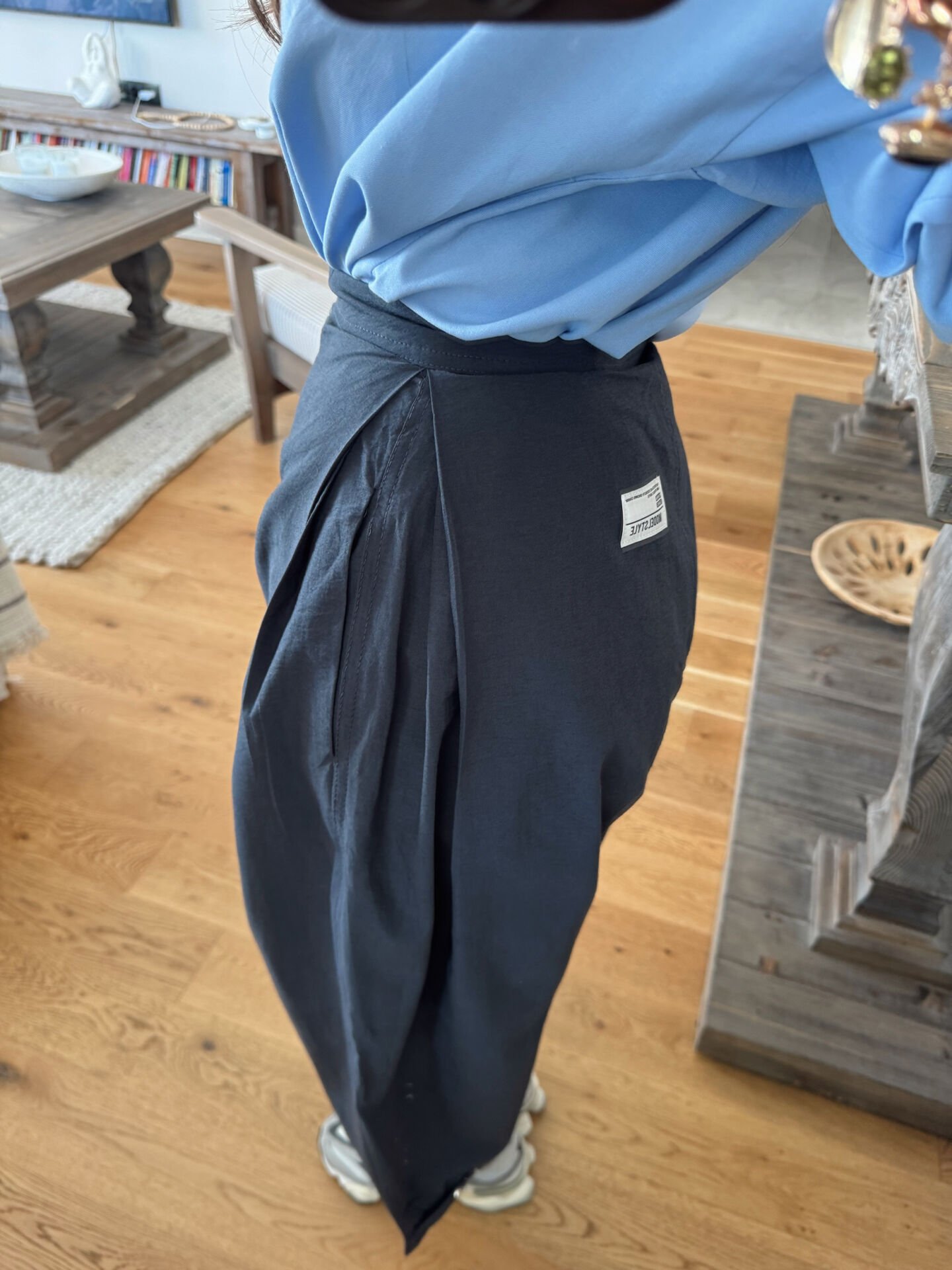 Paçası çıtçıtlı pileli antrasit pantolon