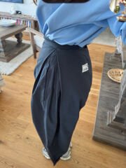 Paçası çıtçıtlı pileli antrasit pantolon