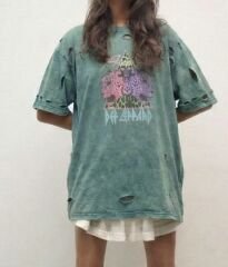 Yıkamalı ve yırtıklı leopar desen tshirt