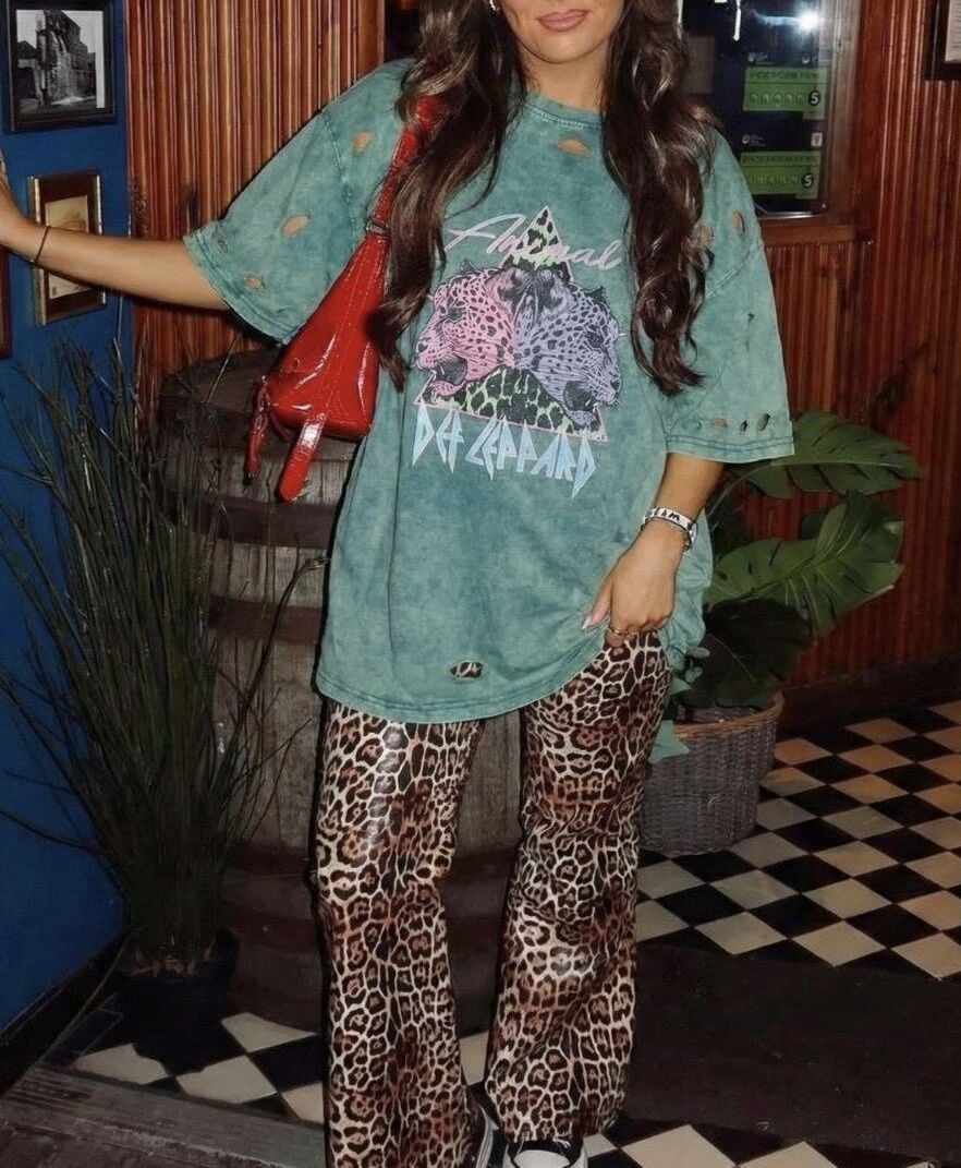 Yıkamalı ve yırtıklı leopar desen tshirt