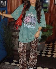 Yıkamalı ve yırtıklı leopar desen tshirt