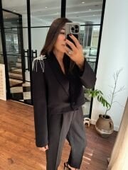 Apoletleri pırlanta aksesuarlı crop ceket& pantolon takım