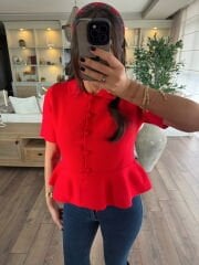 Düğmeli kırmızı hırka