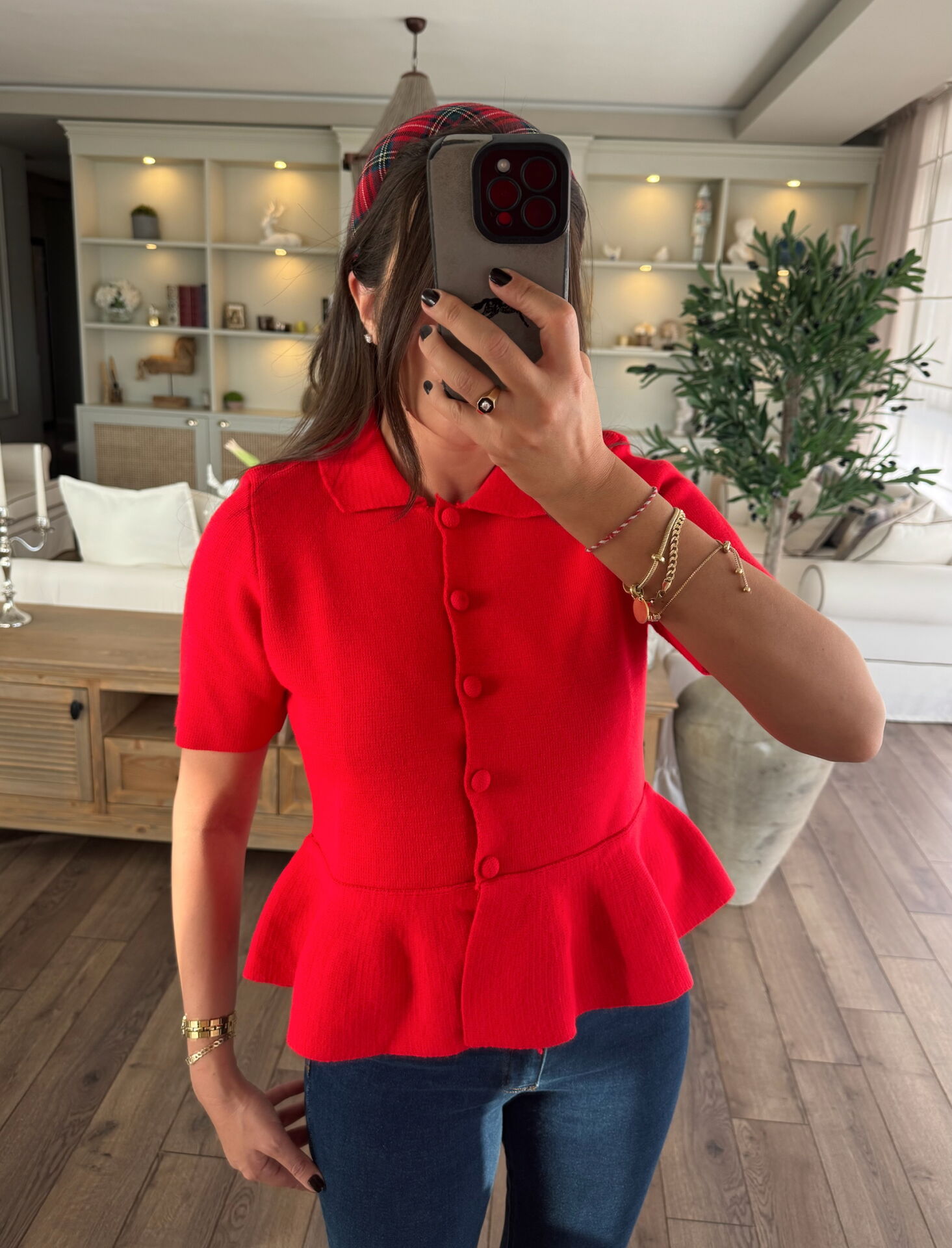 Düğmeli kırmızı hırka