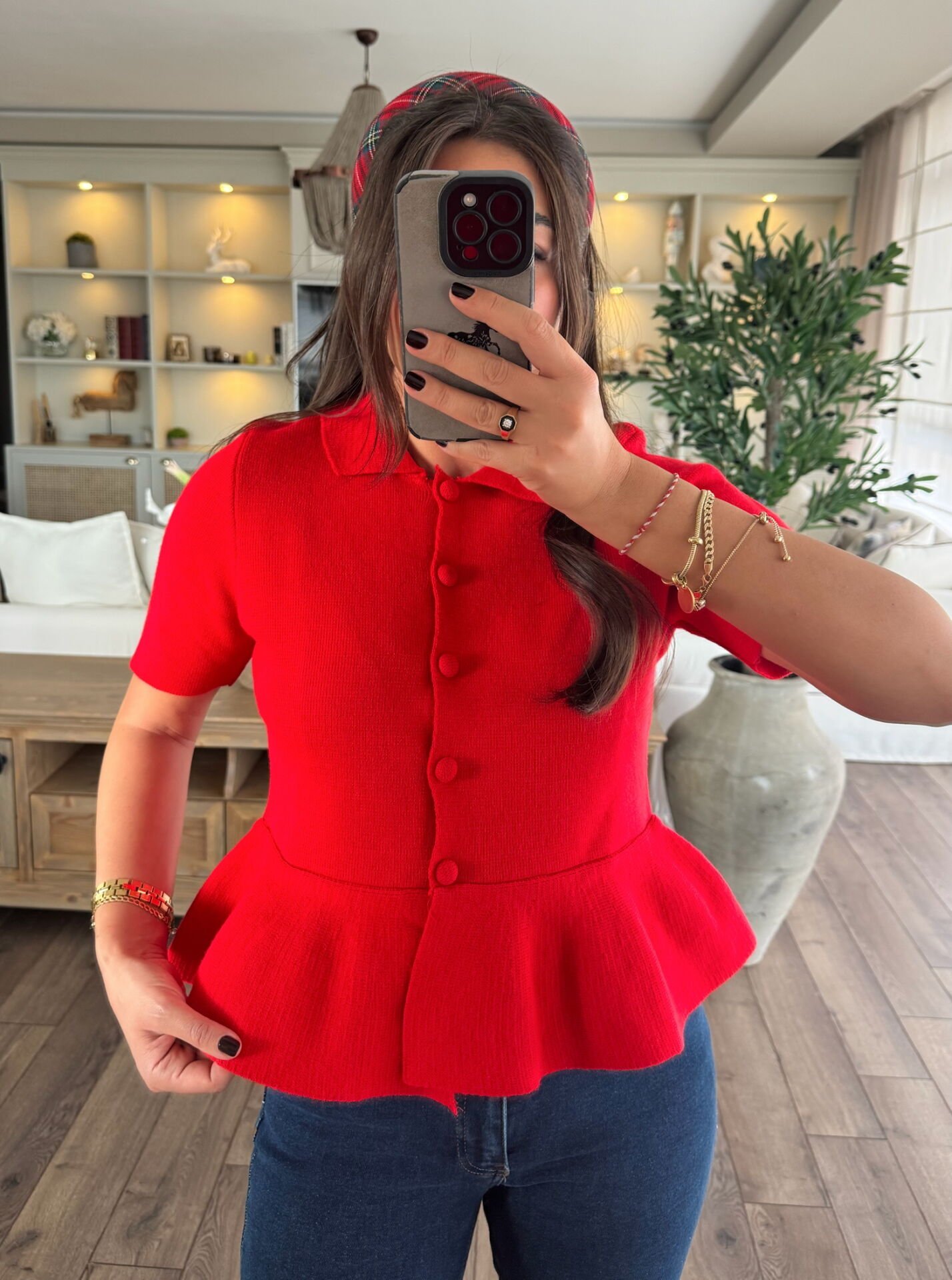 Düğmeli kırmızı hırka