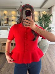 Düğmeli kırmızı hırka