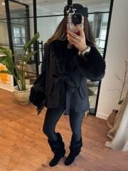 Siyah oval kürklü kaşe ceket