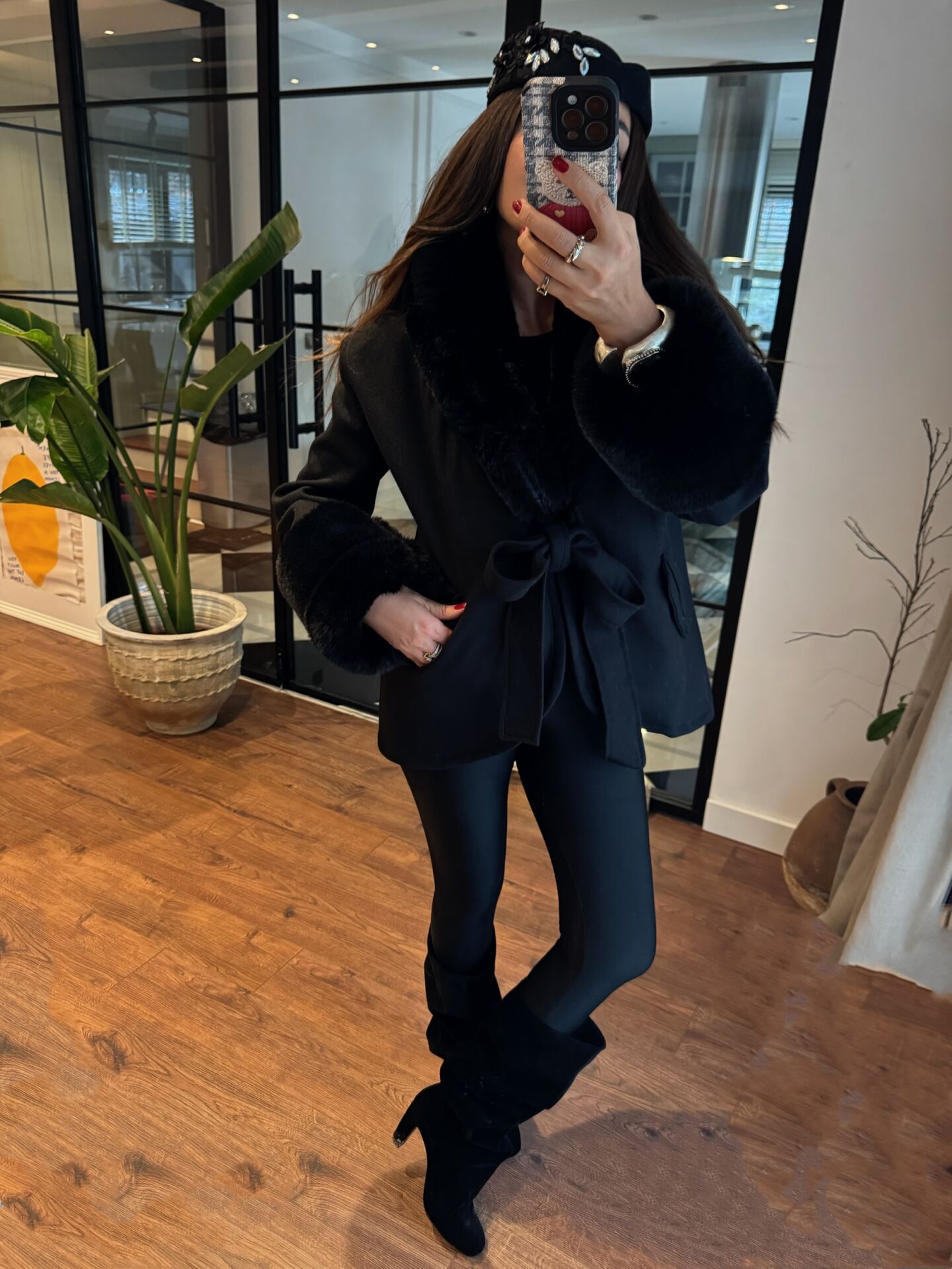 Siyah oval kürklü kaşe ceket