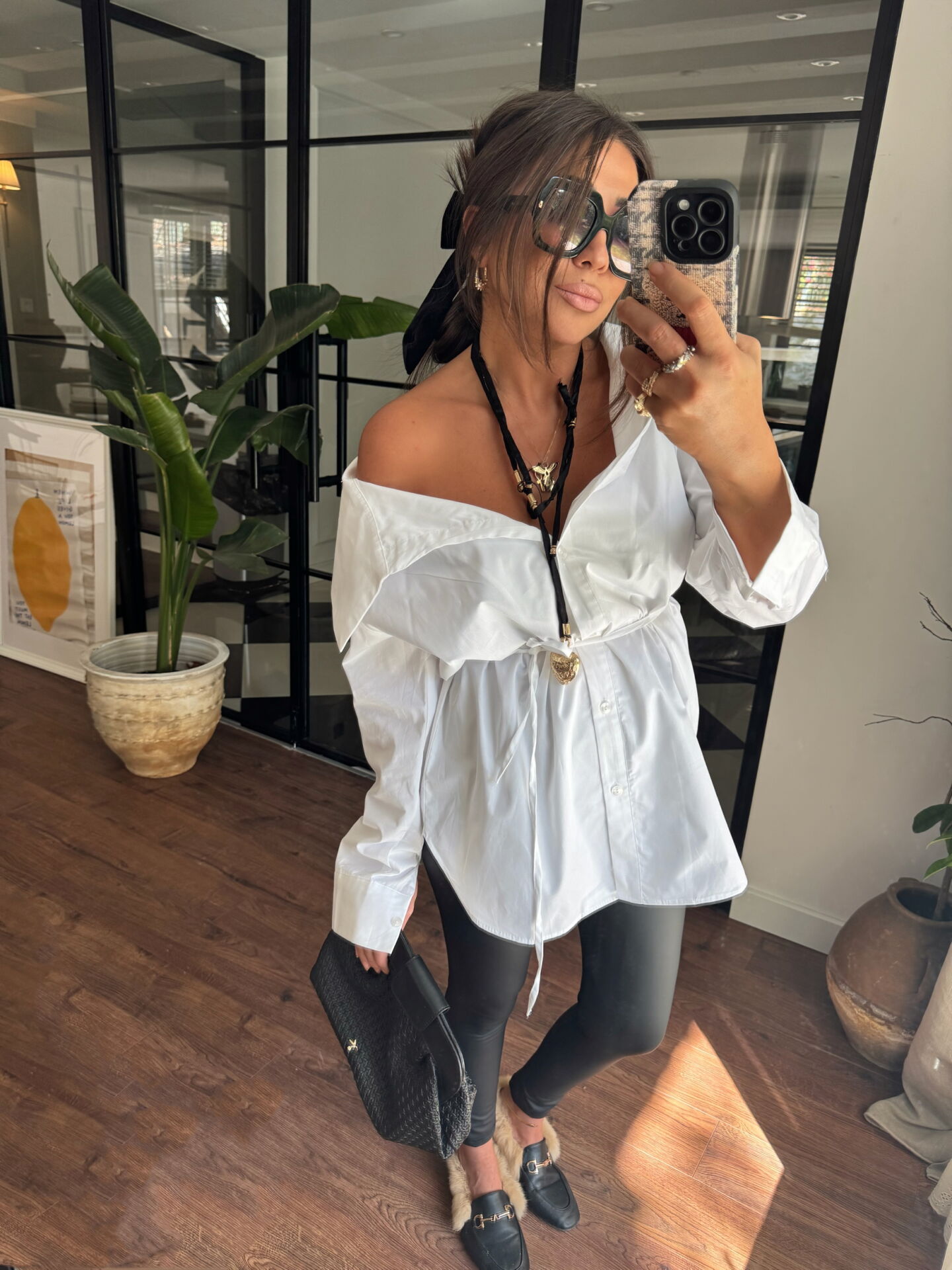 Düşük yaka kuşaklı gömlek beyaz