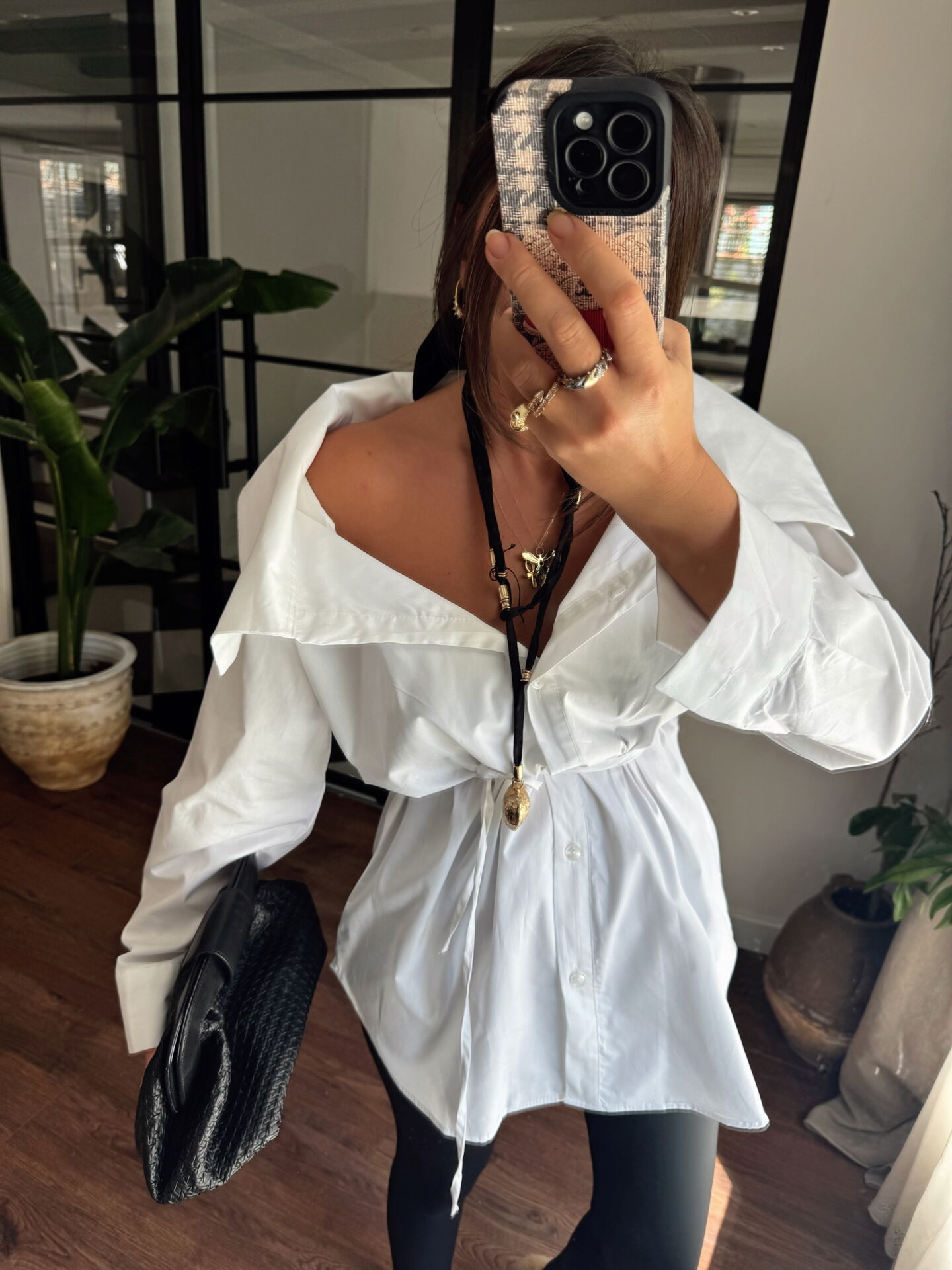 Düşük yaka kuşaklı gömlek beyaz