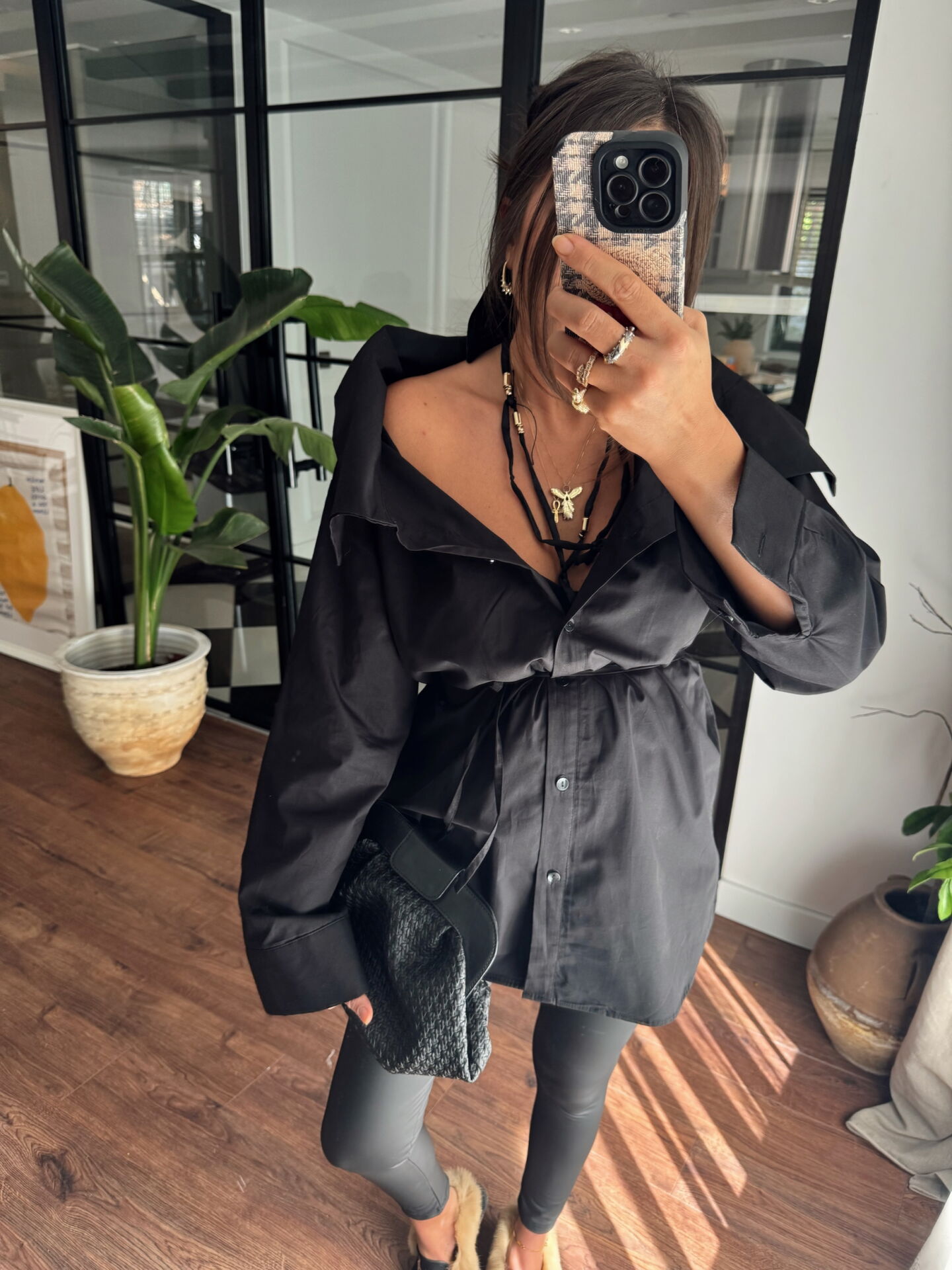 Düşük yaka kuşaklı gömlek