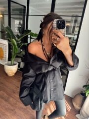 Düşük yaka kuşaklı gömlek