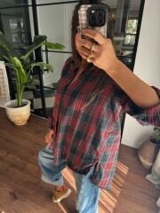 Eteği püsküllü ekose gömlek