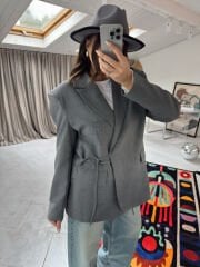 Kuşaklı maskülen vatkalı gri ceket