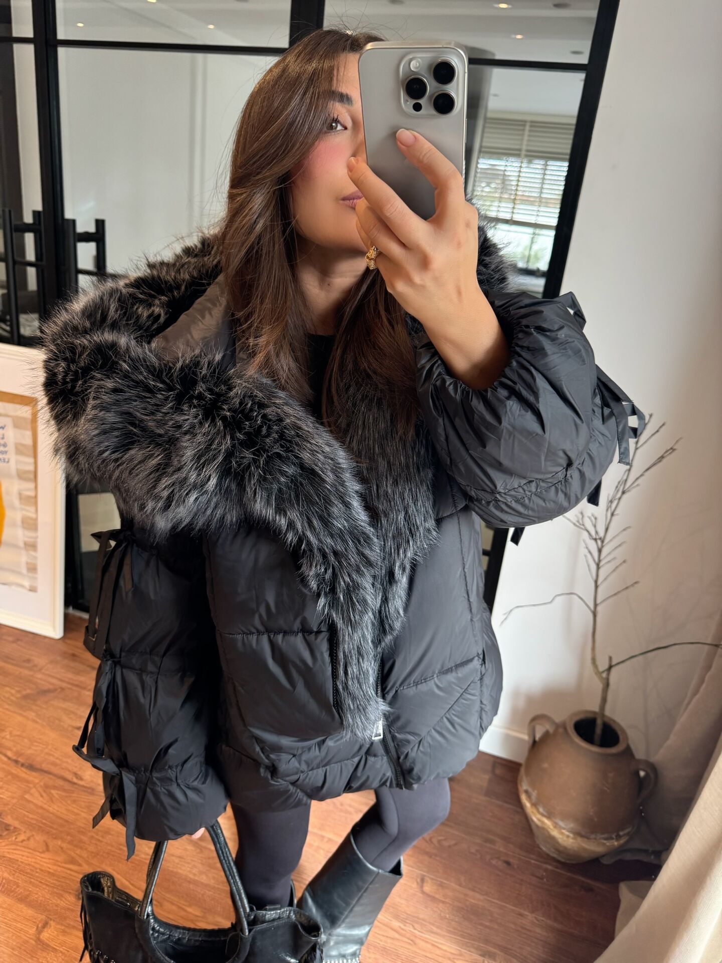 Kürklü kolu fiyonklu şişme mont (siyah)