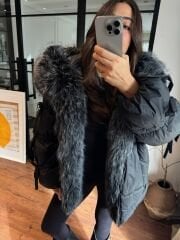 Kürklü kolu fiyonklu şişme mont (siyah)