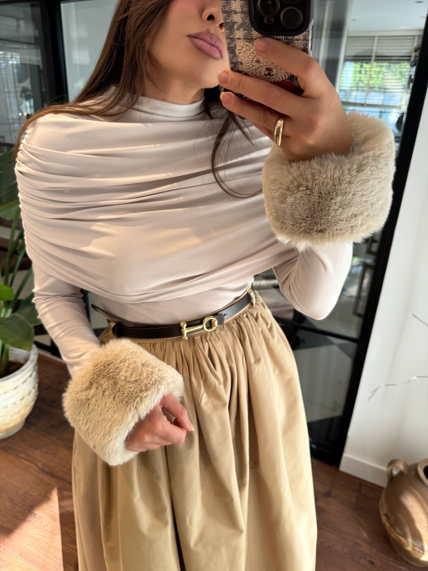 Bileği kürklü drapeli vizon bluz